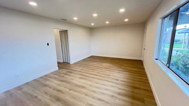 Building Photo - Beautifully Remodeled 1 Bedroom Condo in O...