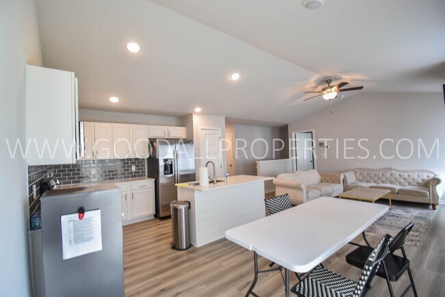 Building Photo - 3 Bedroom 2 Bath Home in Clive / Waukee School District
