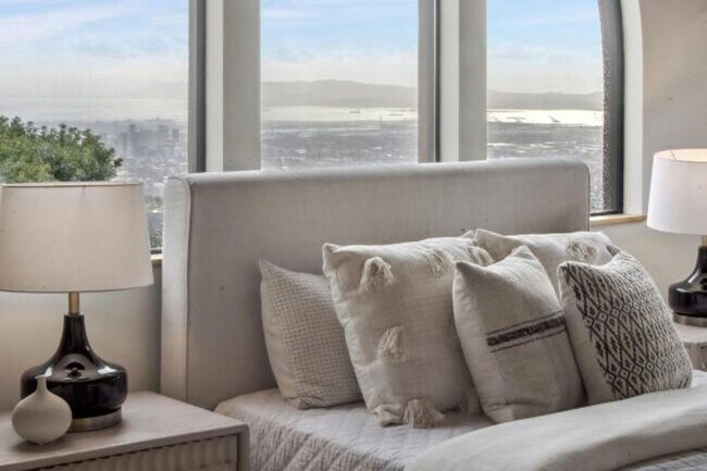 Building Photo - Luxury Living Above The Bay -- Iconic views!
