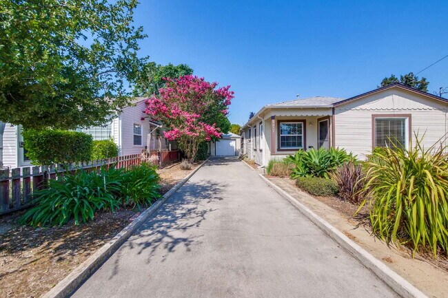 Building Photo - Bright, Clean and Cozy 2BR, 1BA Single Fam...