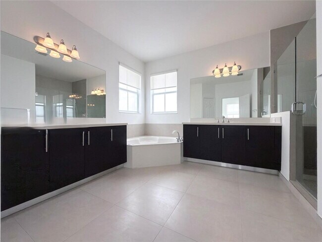 Building Photo - 10423 NW 70th Ln