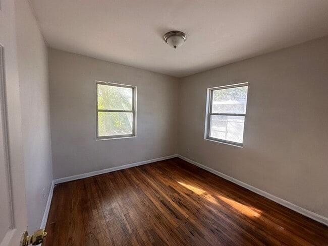 Building Photo - Cozy 3 Bedroom Home in Mid-Westside Jacksonville - Available Now!