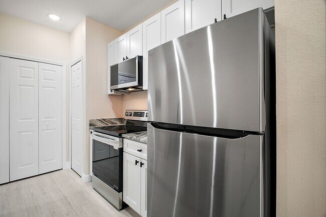 Building Photo - Luxury 2 Bed 2 Bath, Downtown Eustis Full ...