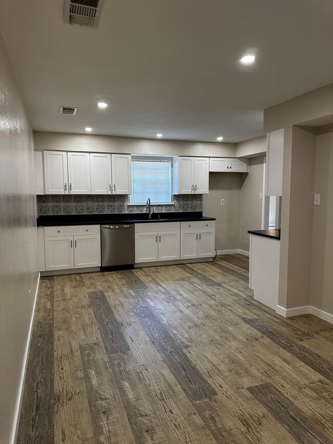 Building Photo - Beautifully updated 2 Bedroom duplex in PT