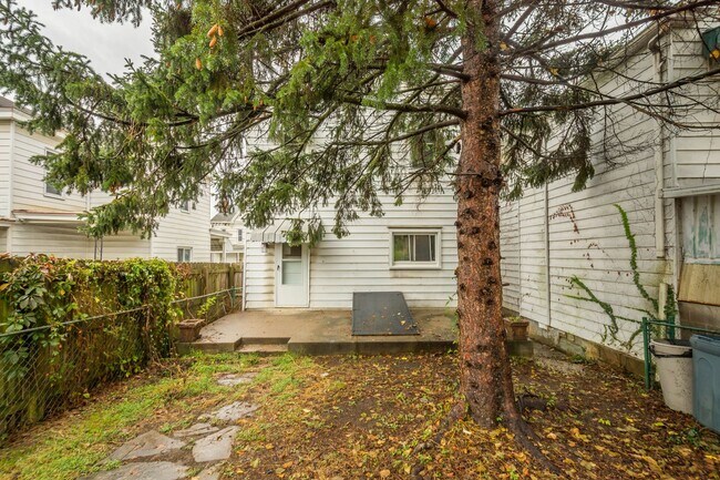 Building Photo - Stunning 3 bedroom home in Pittsburgh avai...