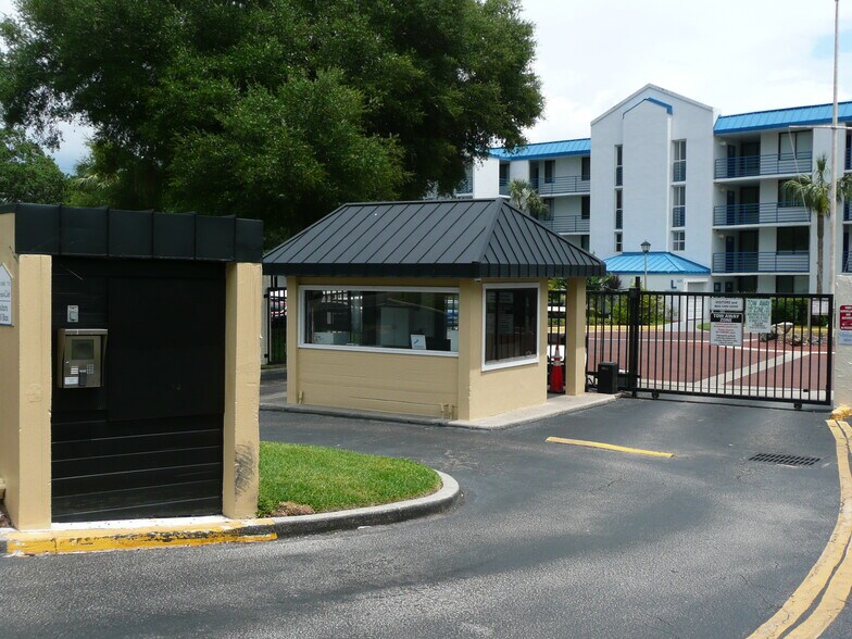 Gated Entry - 2424 W Tampa Bay Blvd