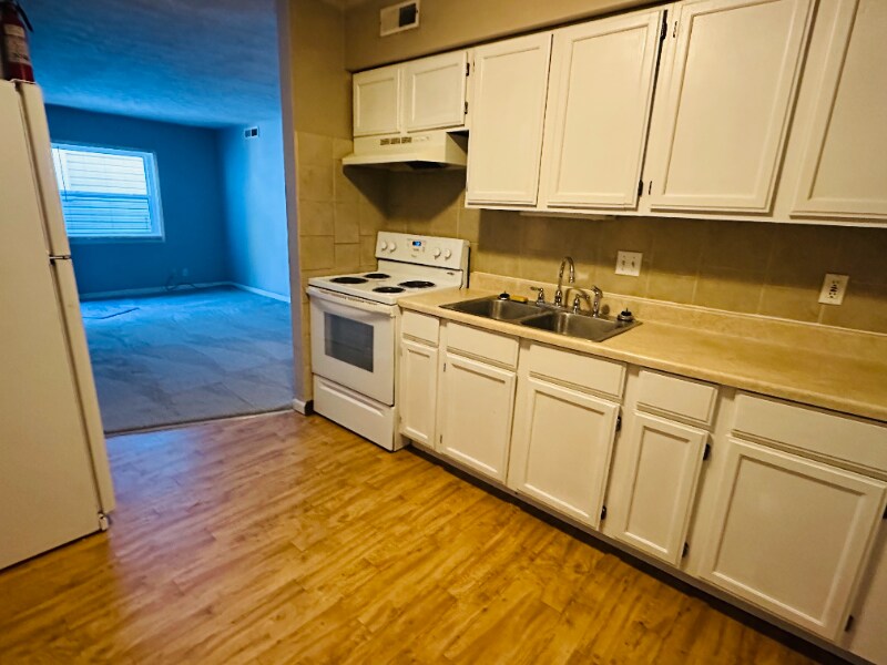 Building Photo - 1392 Summit St