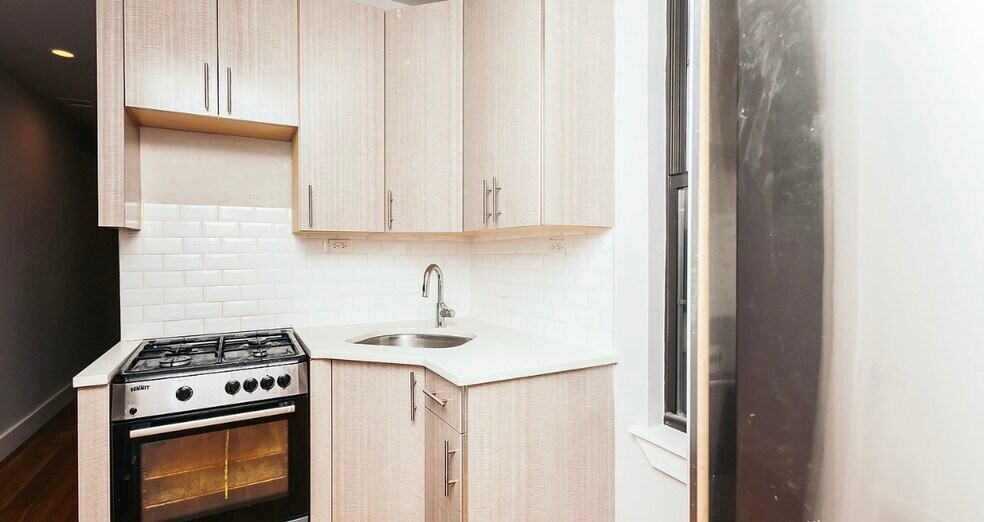 Primary Photo - 17-14 Linden St