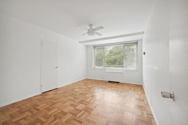 Building Photo - Walk to Georgetown! One Month Concession! Professionally Managed & Recently Renovated // 1 Bedroo...