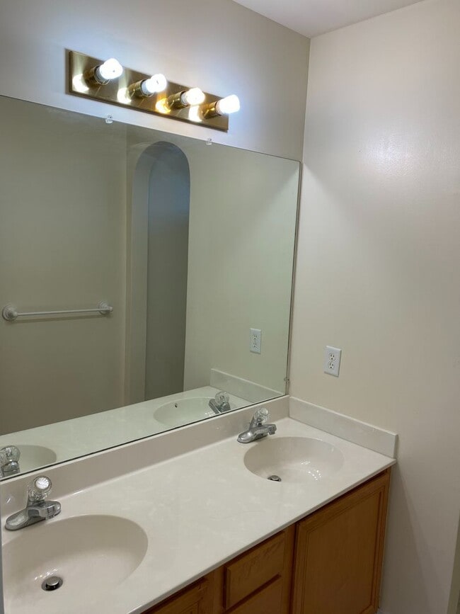 Building Photo - Stunning 4bdrm/2.5bth Home w/Loft Located ...