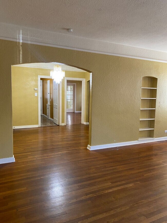 Building Photo - 268 E Lullwood Ave