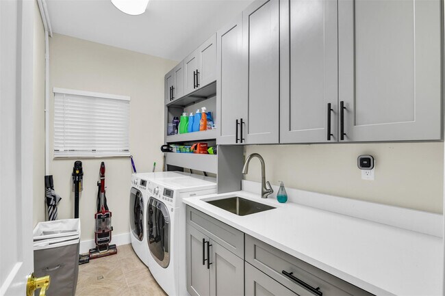 Building Photo - 319 S Riverside Dr