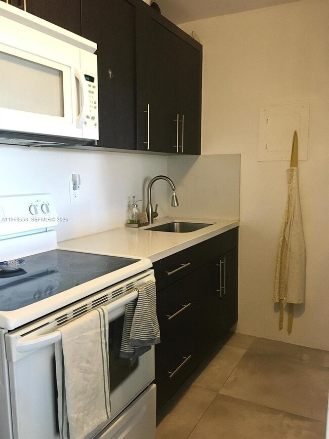 Building Photo - 677 SW 9th Ave