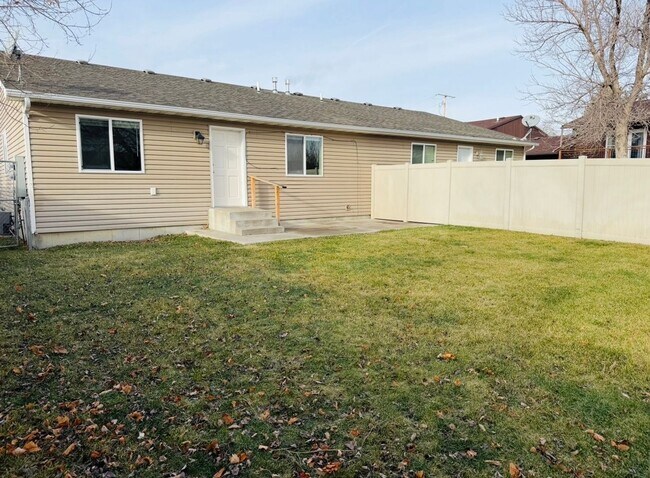 Building Photo - 523 Yellowstone Ave