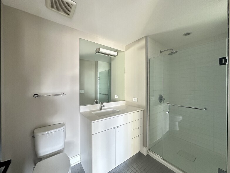 Building Photo - 941 W Belmont Ave