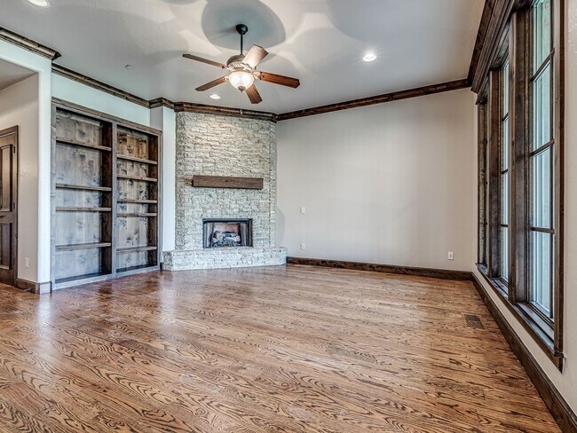 Building Photo - Luxury Townhome in Edmond + Near Rose Cree...
