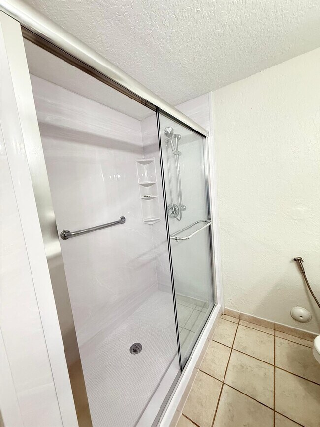 Building Photo - 2901 Riverside Dr