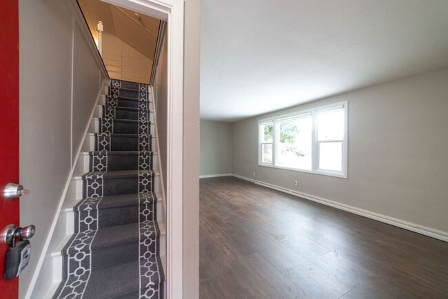 Building Photo - 172-172 NE Juniper St