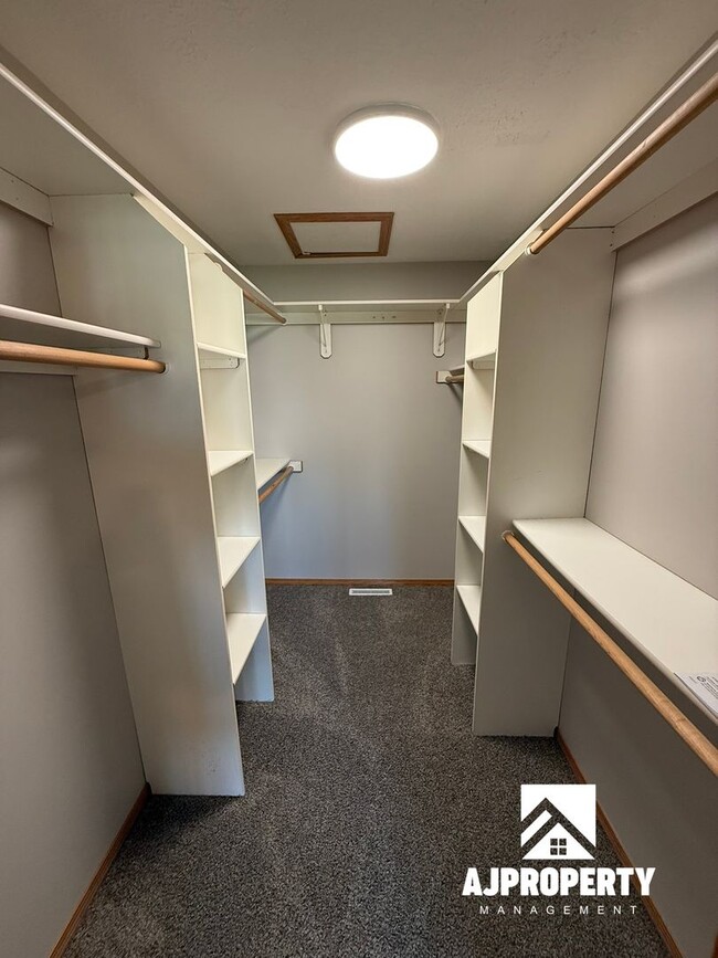 Building Photo - 911 S Colleen Ln