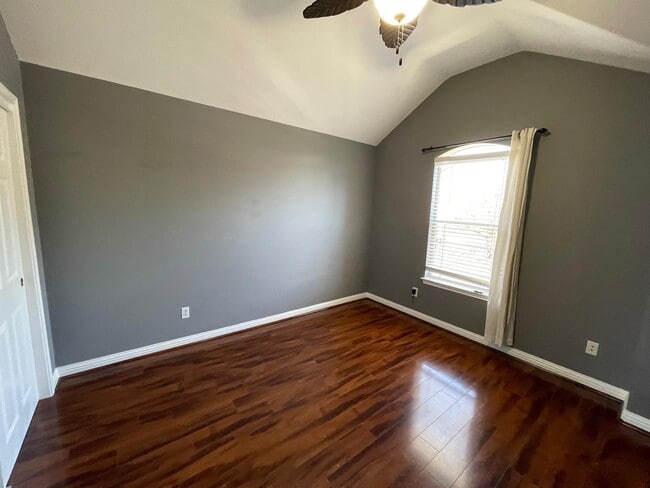 Building Photo - 10312 Yellowstone Dr