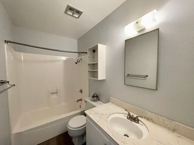 Building Photo - 2 Bedroom + 1.5 Bathroom Condo | Pierpont Beach | Ventura | Unfurnished