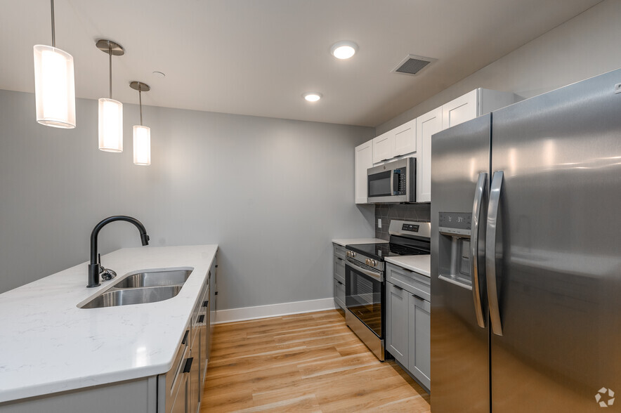 2BR, 1BA - 992SF - Kitchen - The Watershed