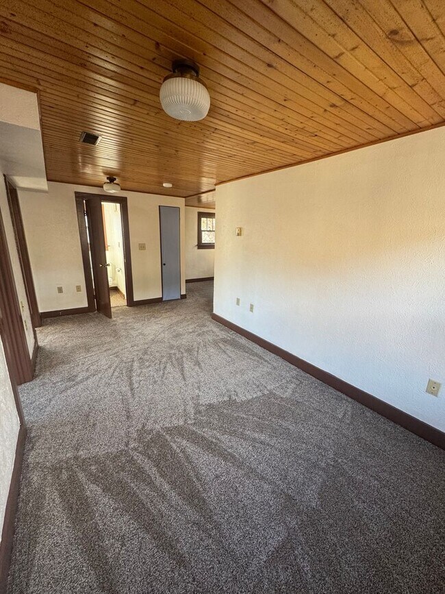 Building Photo - Cave Ave