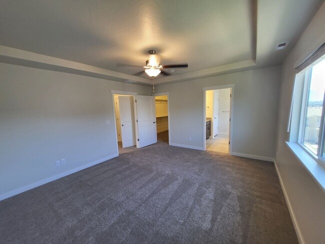 Building Photo - 3 Bedroom Townhome