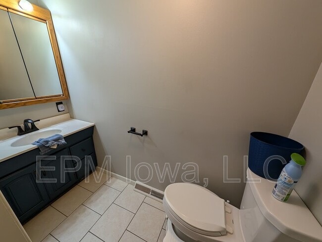 Building Photo - 608 8th Ave SW