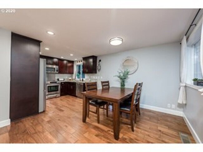 Building Photo - Stunning 5 bedroom home in desirable SW PDX now available for long term lease!