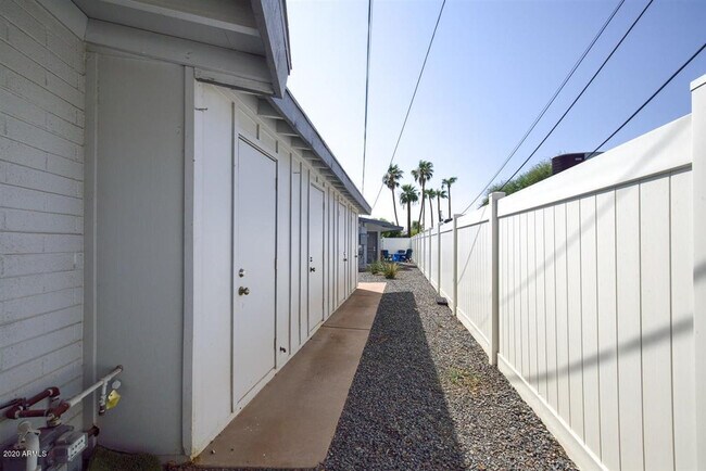 Building Photo - 3140 E Glenrosa Ave
