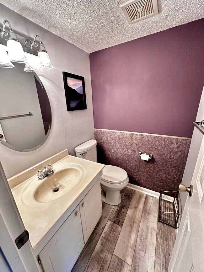 Building Photo - 415 Parkdale Dr