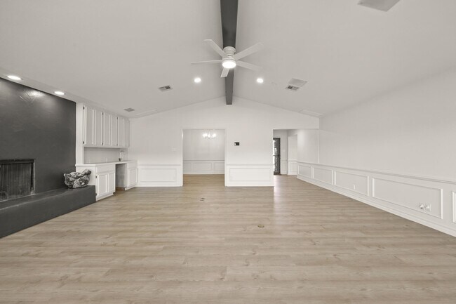 Building Photo - 203 Longhorn