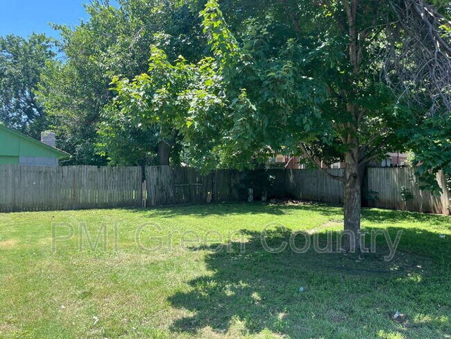 Building Photo - 900 W Norman St