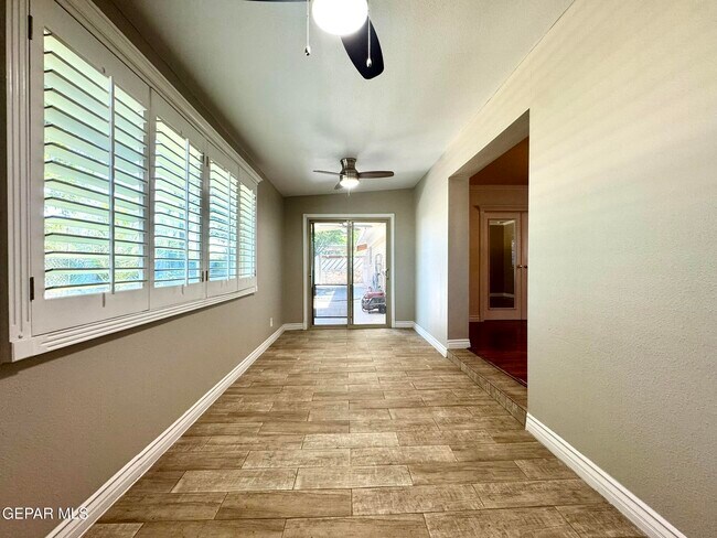 Building Photo - 10288 Lakeview Dr