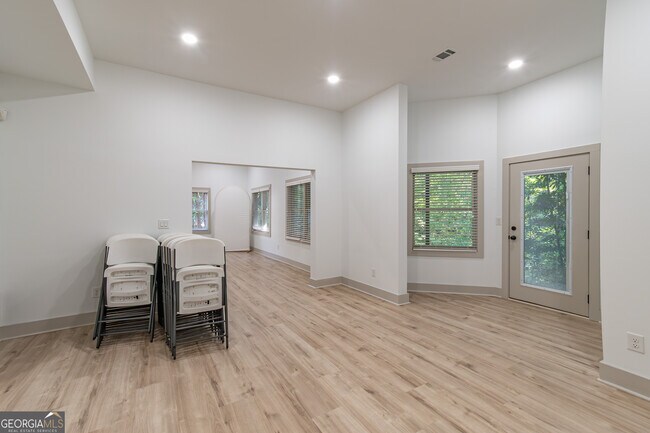 Building Photo - 651 Briarleigh Way