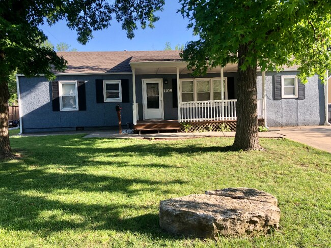 Building Photo - 1109 E Fredrickson Dr