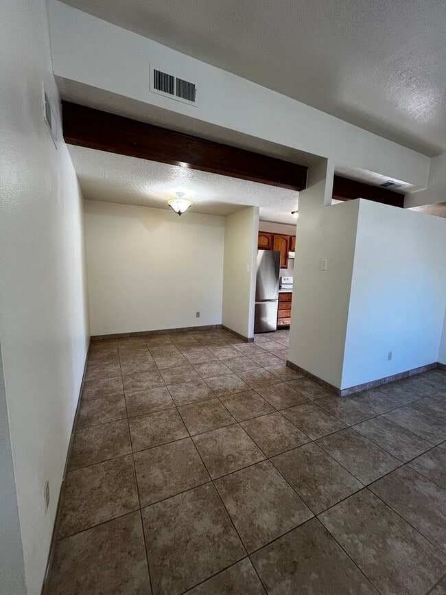 Building Photo - Spacious 3 bedroom 2 bath Home