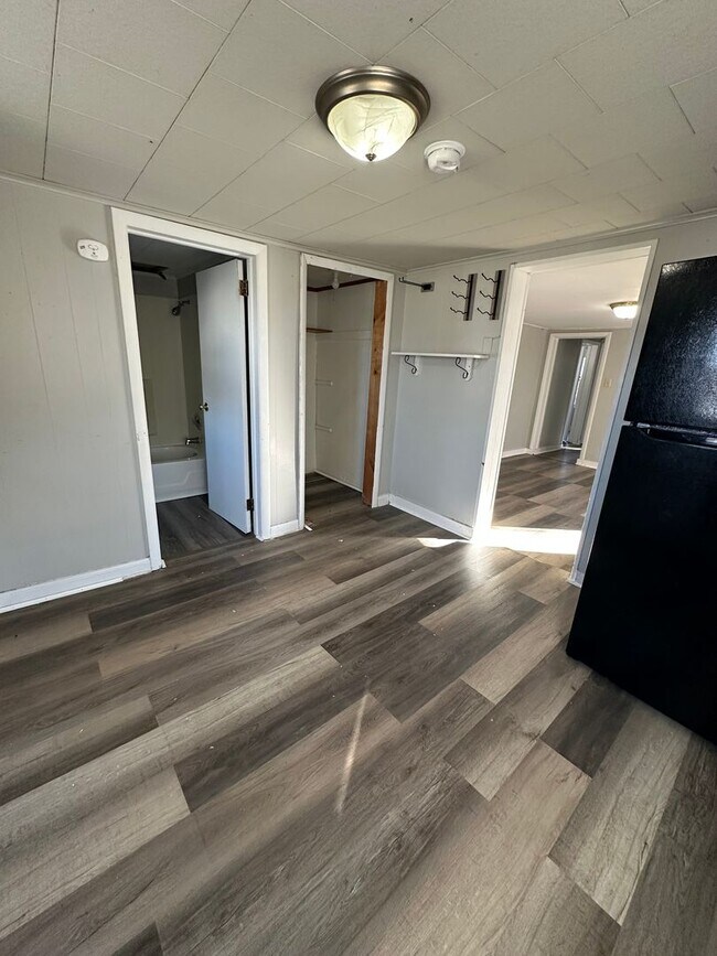 Building Photo - 127 Schoolhouse Rd