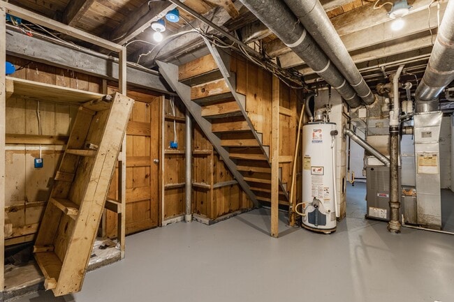 Building Photo - AVOID SCAMMERS!! WE DO NOT POST ON CRAIGSL...