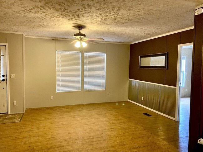 Building Photo - Quiet home in the country