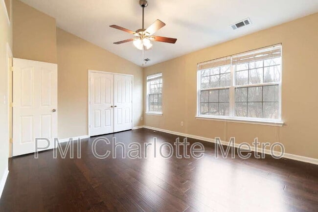 Building Photo - 9344 Greenheather Dr