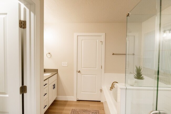 Building Photo - 2823 E Clarkstone Dr
