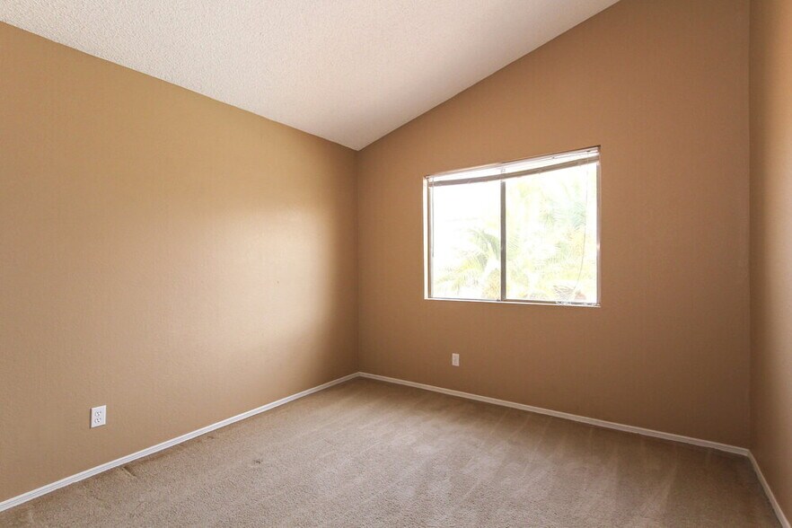 Building Photo - 8003 W Larkspur Dr