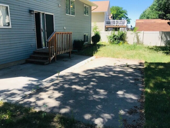 Building Photo - Beautiful home with fenced backyard