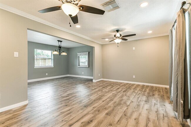 Building Photo - 207 Woodvale Dr