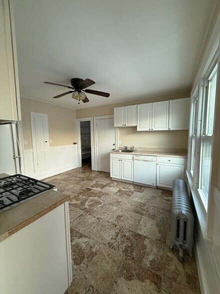 Kitchen. - 18 Roger St