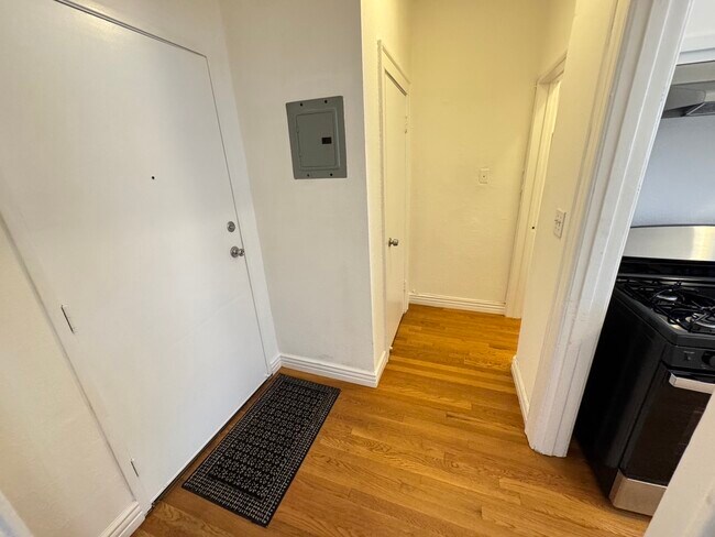 Building Photo - 1960 Argyle Ave