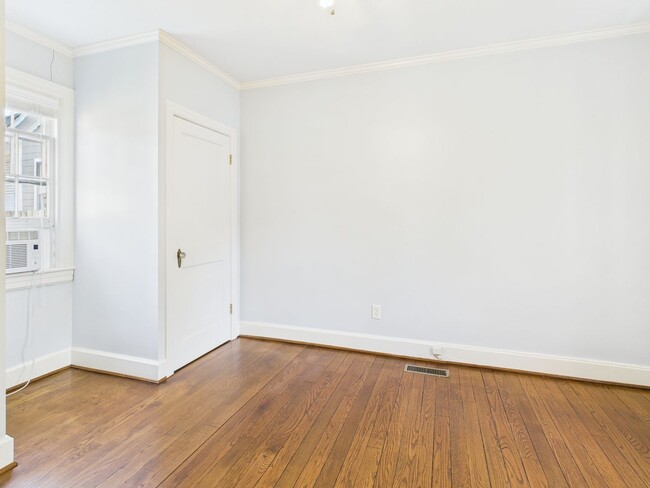 Building Photo - 307 Lexington Rd