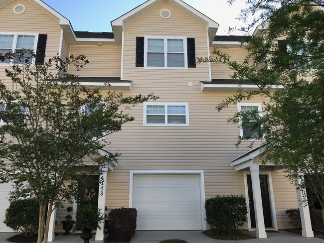 Building Photo - Beautiful Townhome Located in Ashley Park!